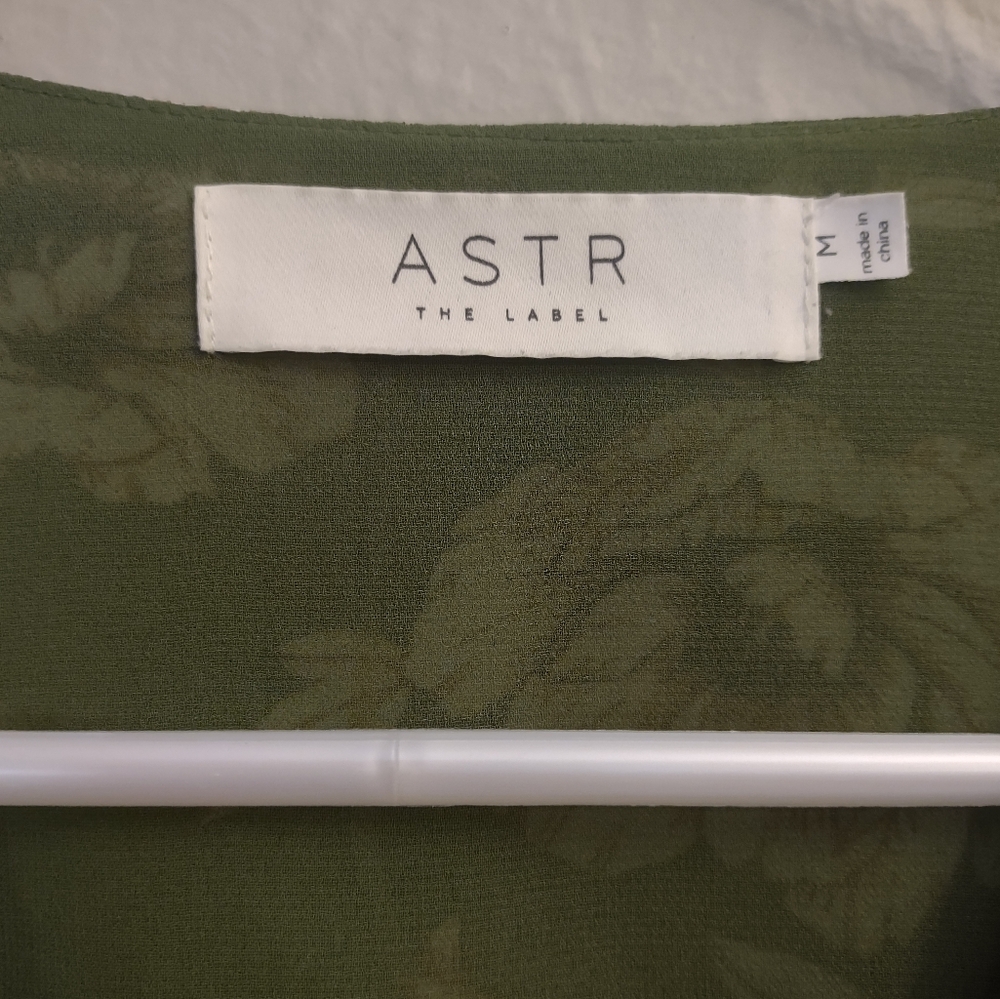 ASTR THE LABEL Green Floral Pleated Sleeve Wrap Blouse. Size Medium. - Picture 9 of 10